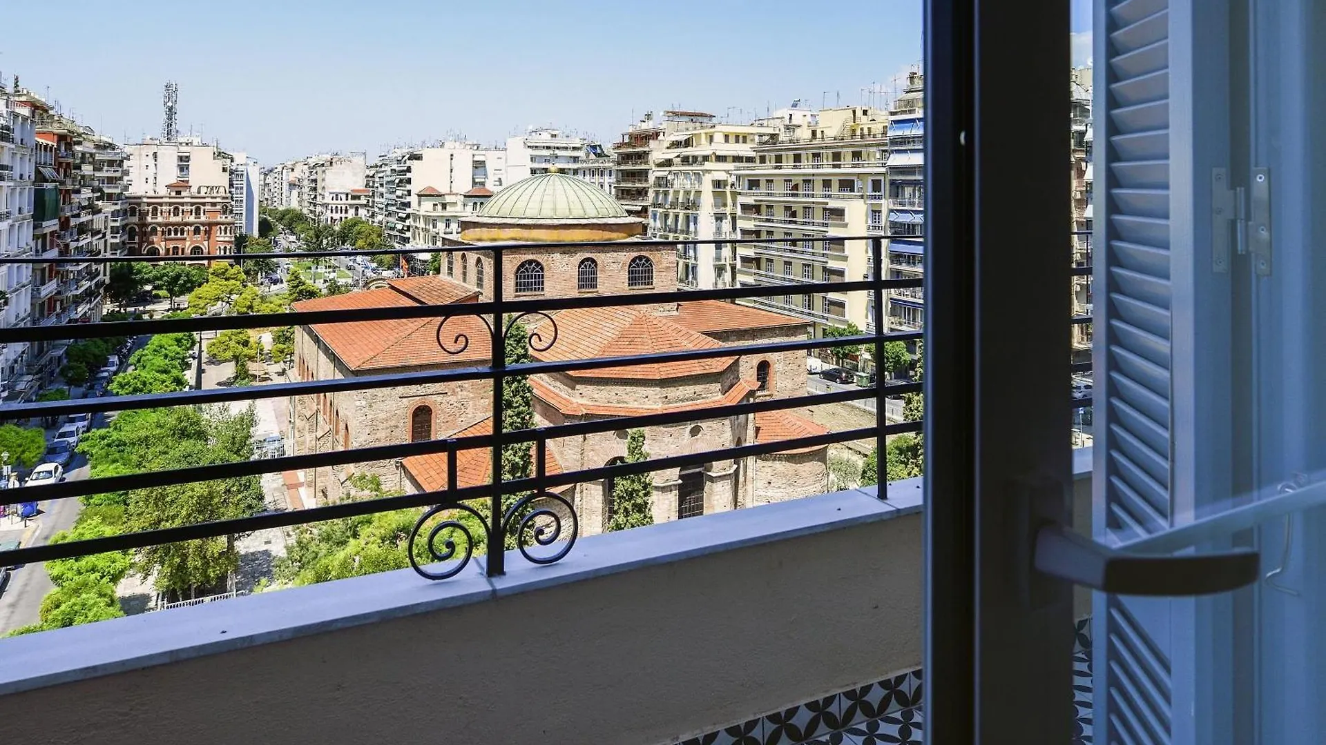Queen Apartment Thessaloniki By Luxlikehome