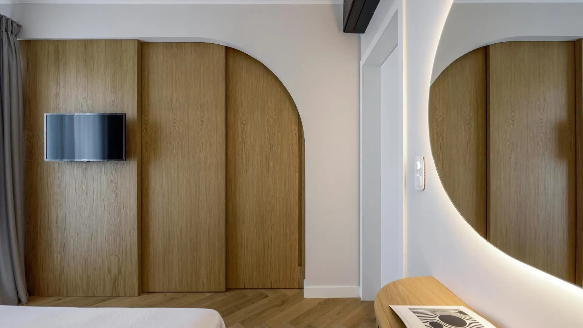 Queen Apartment Thessaloniki By Luxlikehome