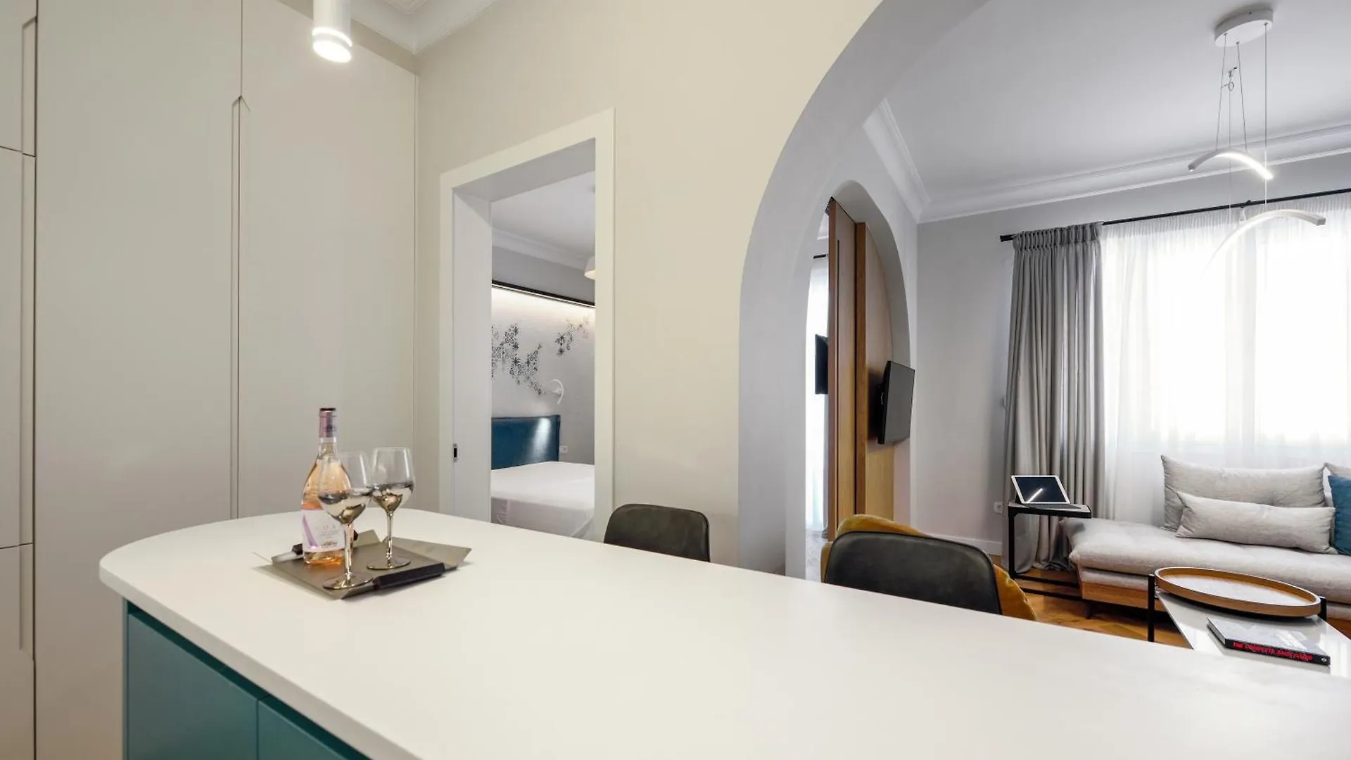 Queen Apartment Thessaloniki By Luxlikehome