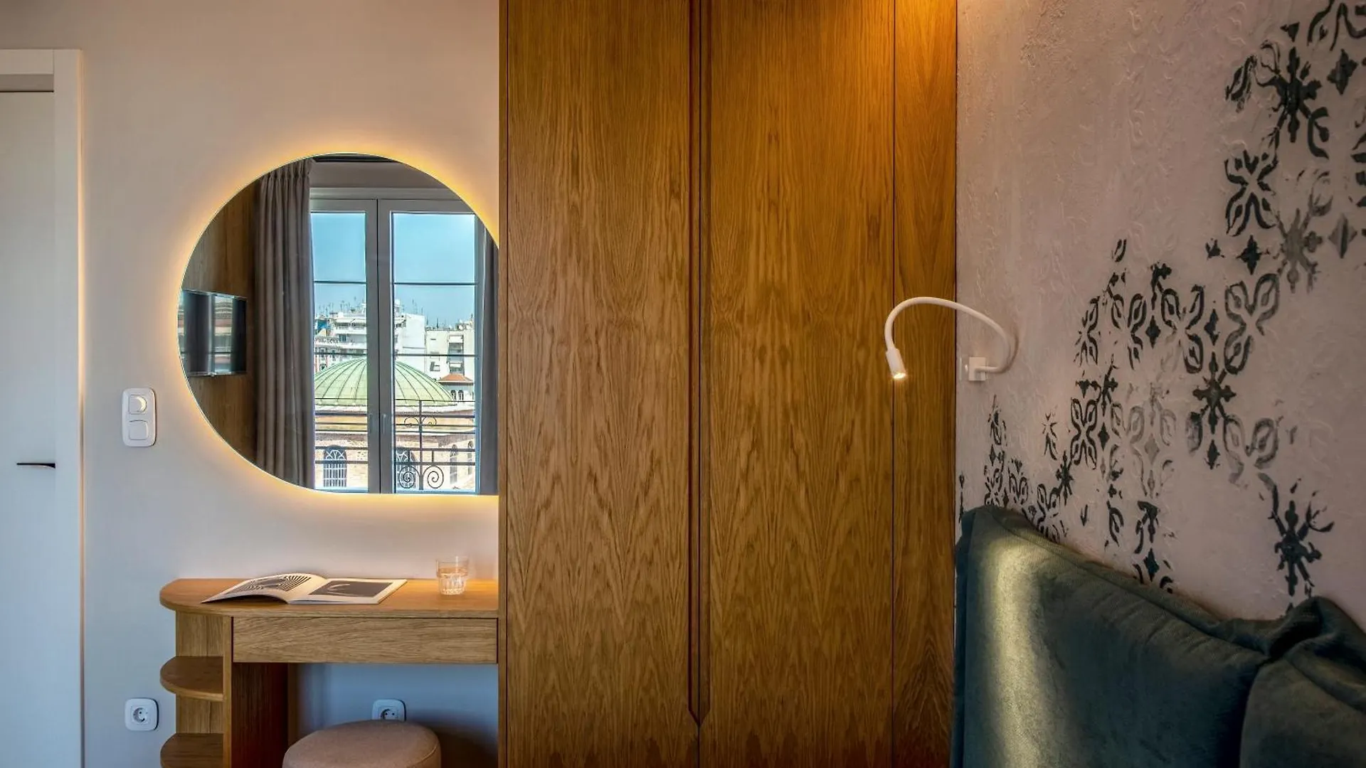 Queen Apartment Thessaloniki By Luxlikehome