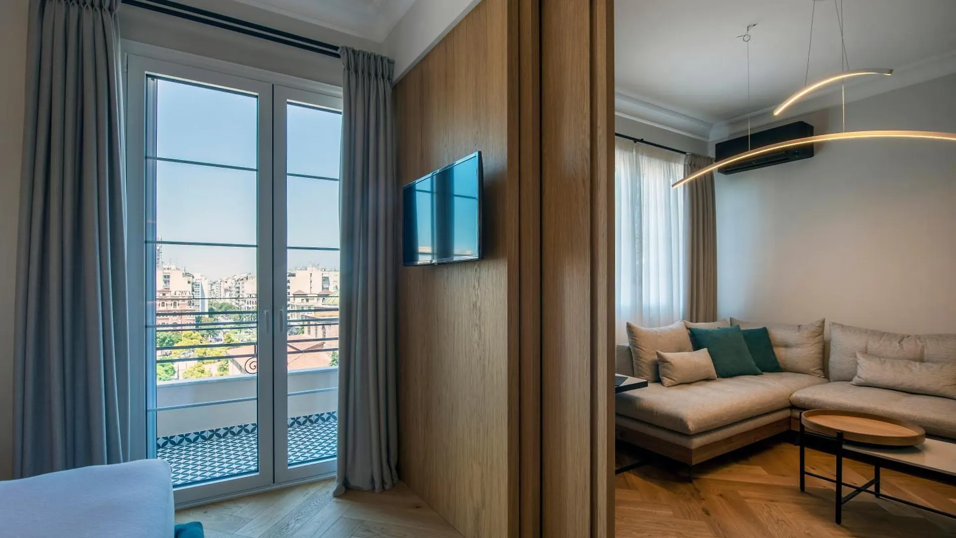 Queen Apartment Thessaloniki By Luxlikehome