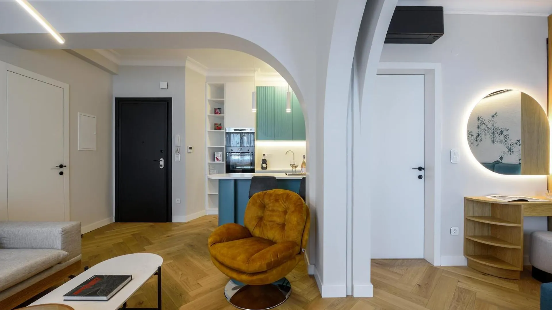 Queen Apartment Thessaloniki By Luxlikehome