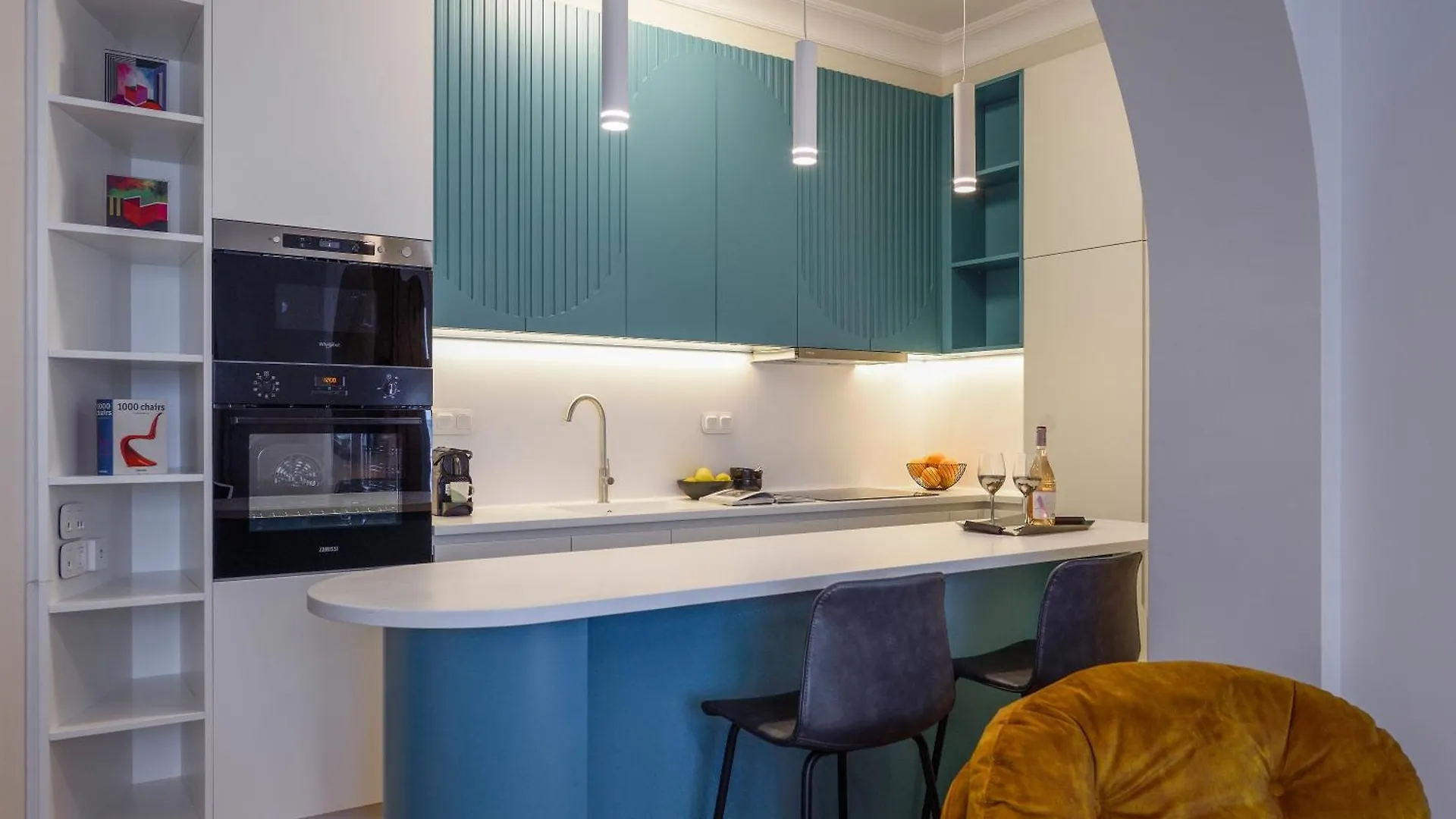 Queen Apartment Thessaloniki By Luxlikehome