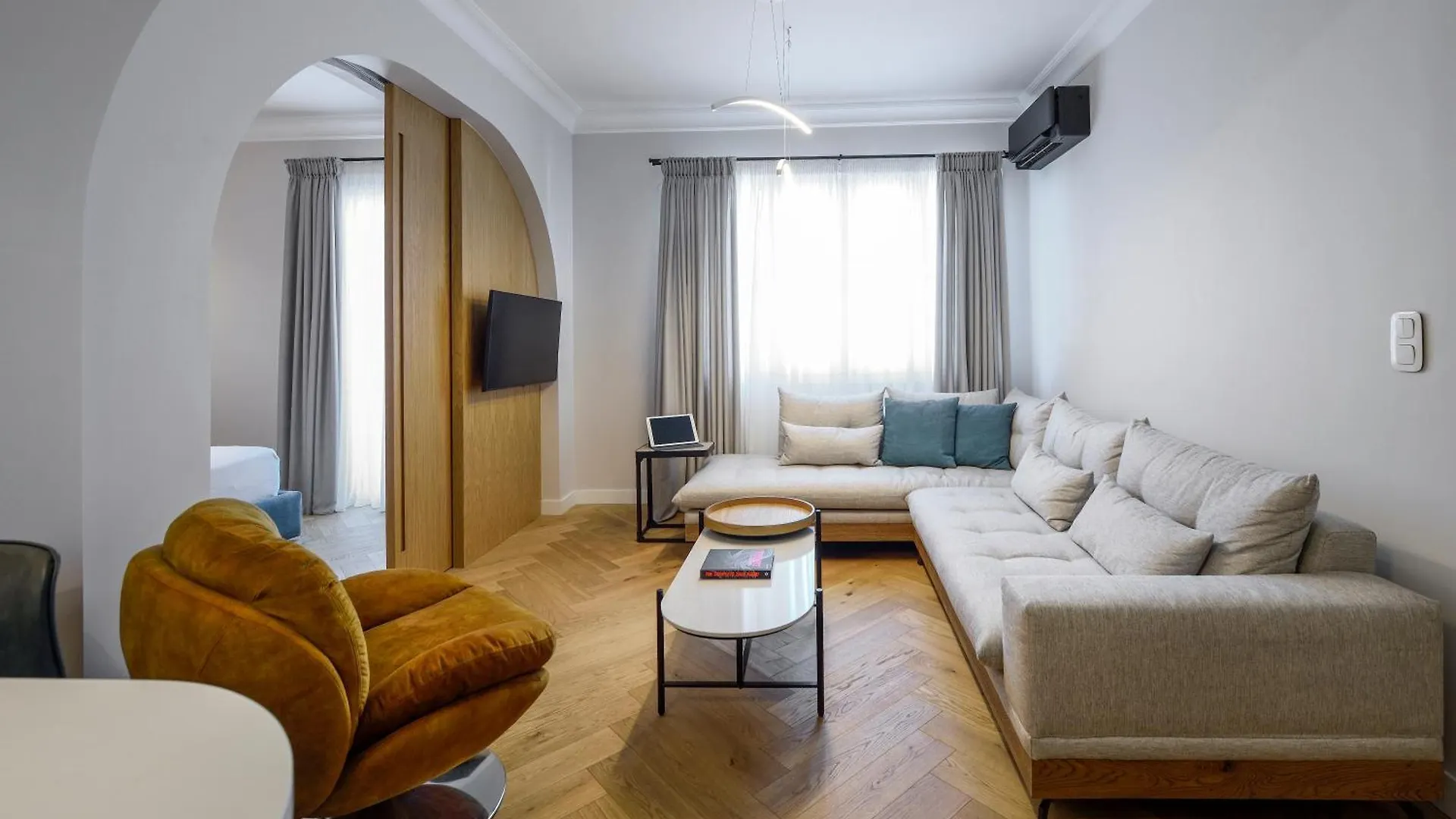 Queen Apartment Thessaloniki By Luxlikehome