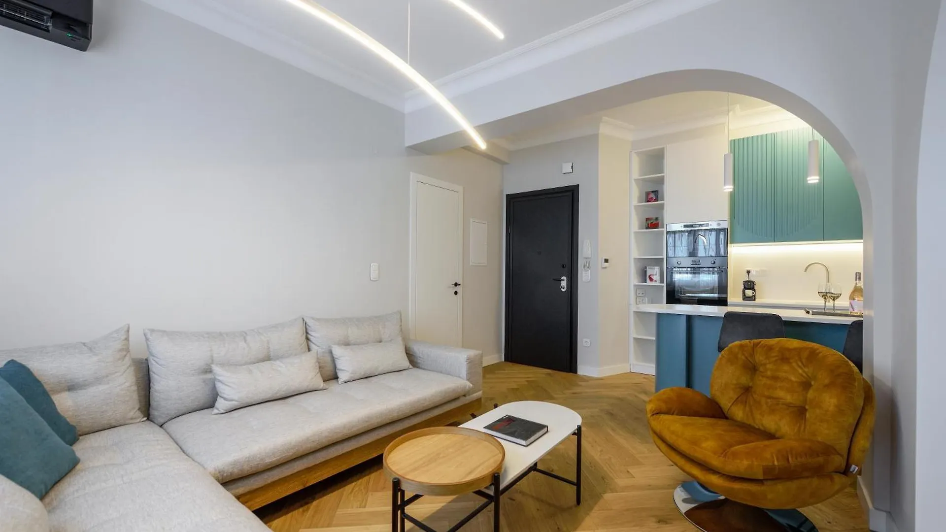 Queen Apartment Thessaloniki By Luxlikehome