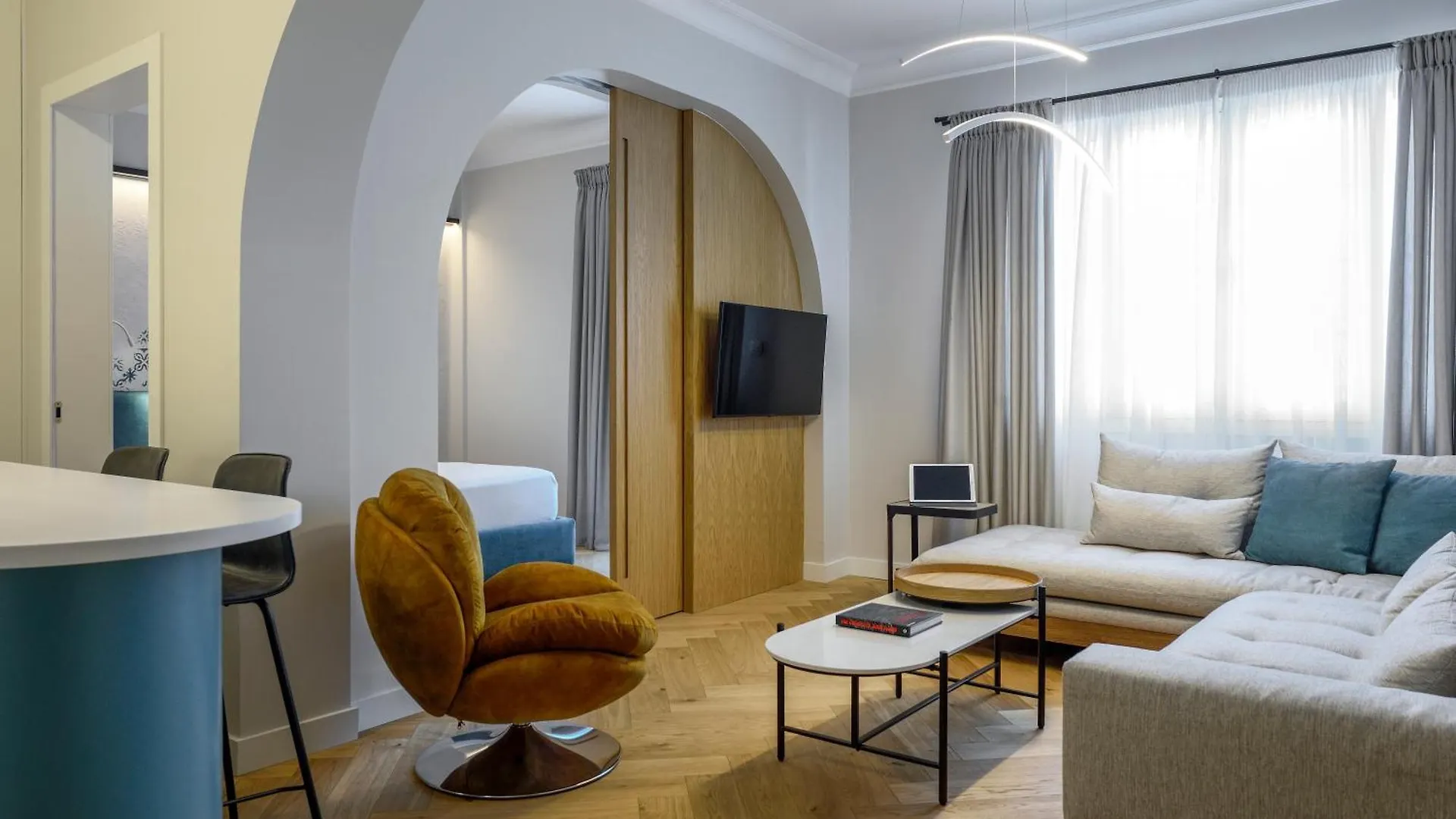 Queen Apartment Thessaloniki By Luxlikehome