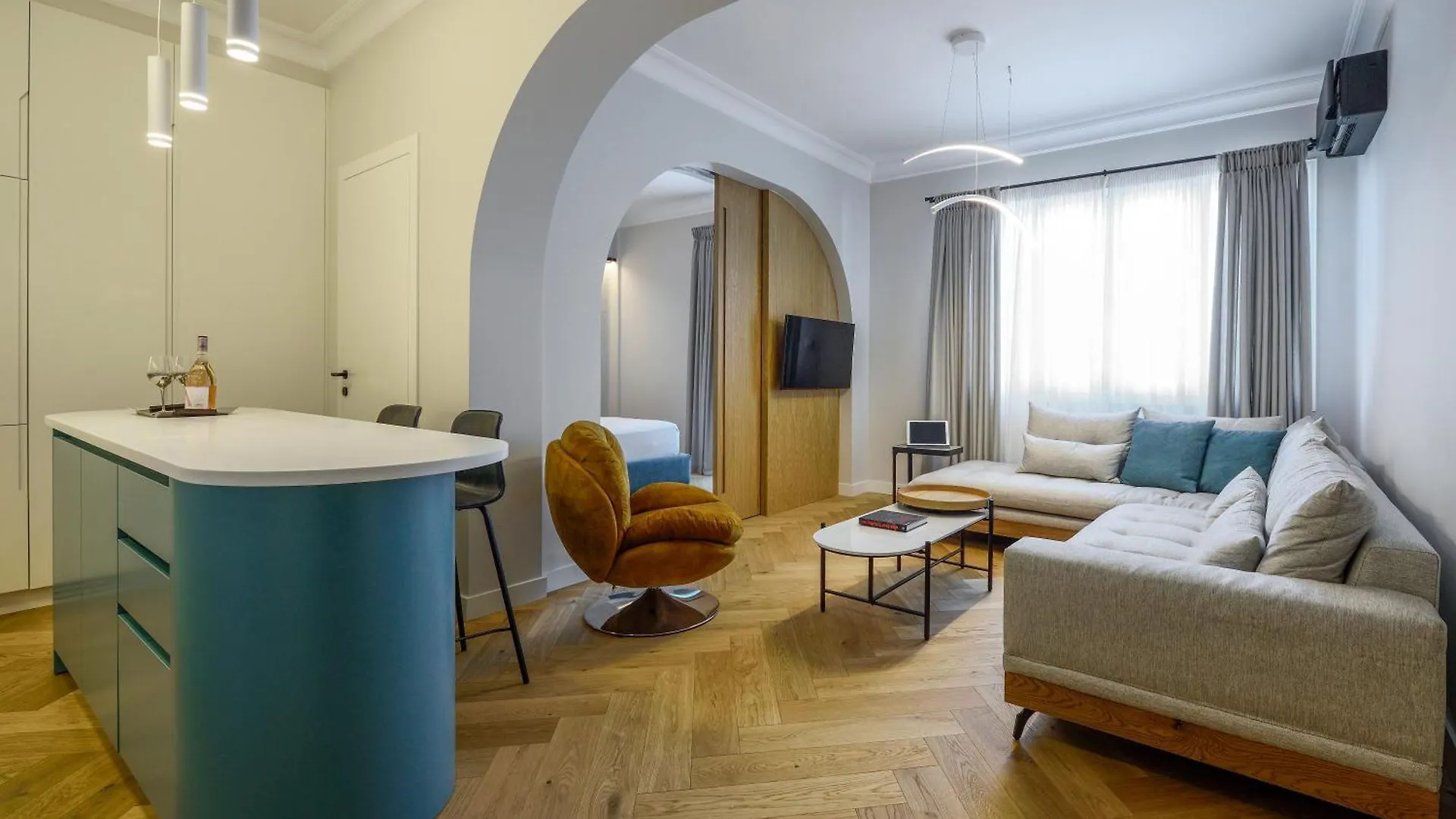 Queen Apartment Thessaloniki By Luxlikehome