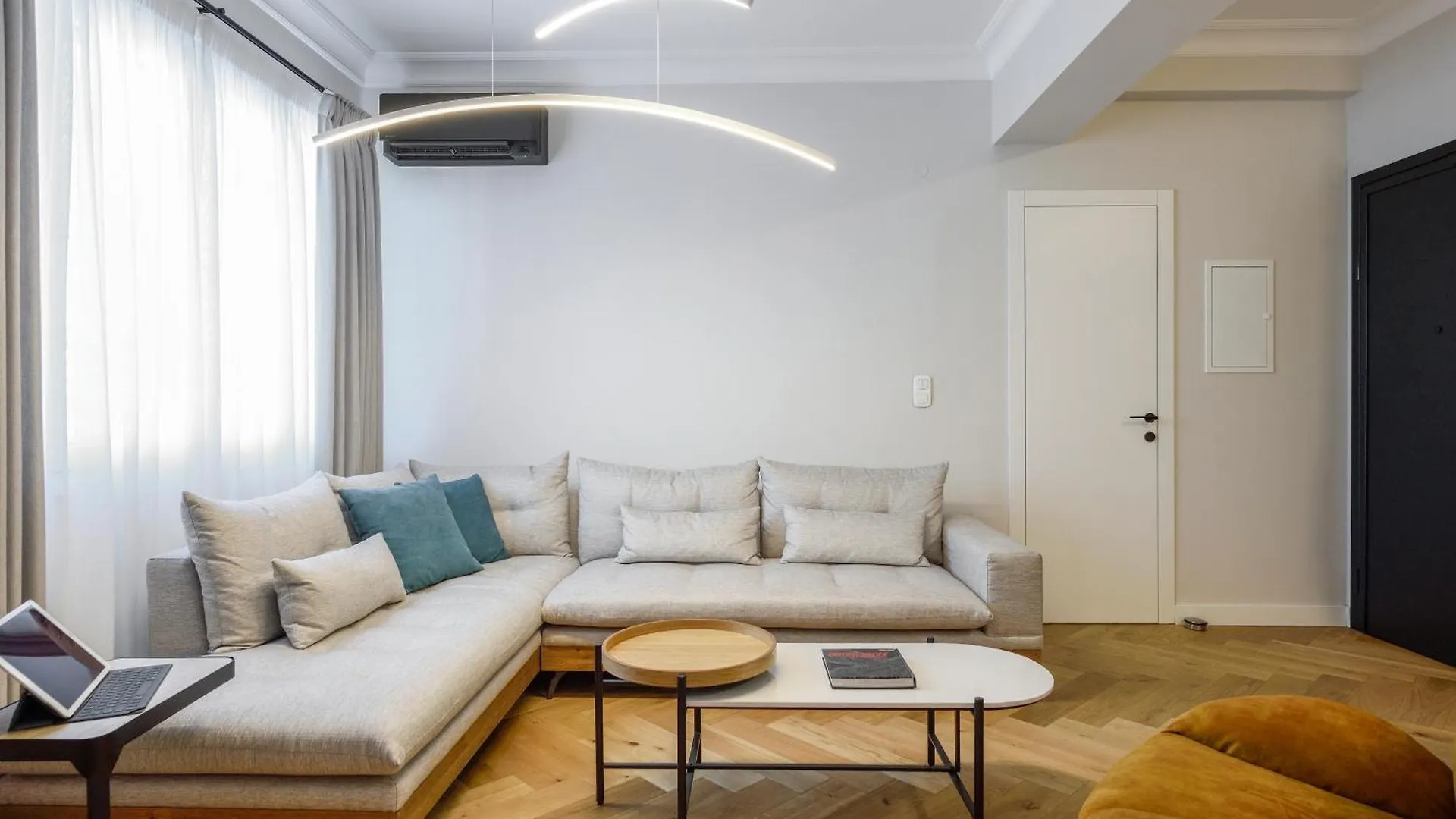 Queen Apartment Thessaloniki By Luxlikehome