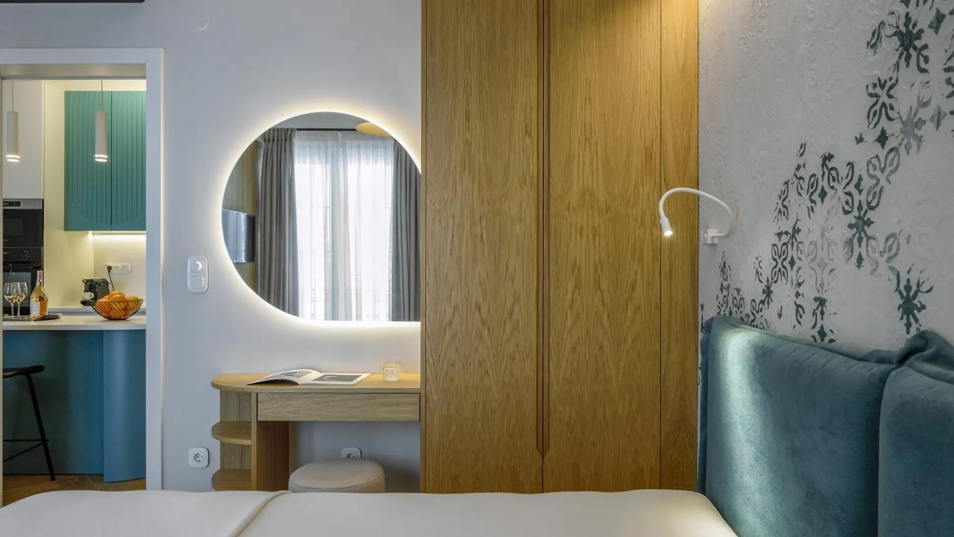 Queen Apartment Thessaloniki By Luxlikehome