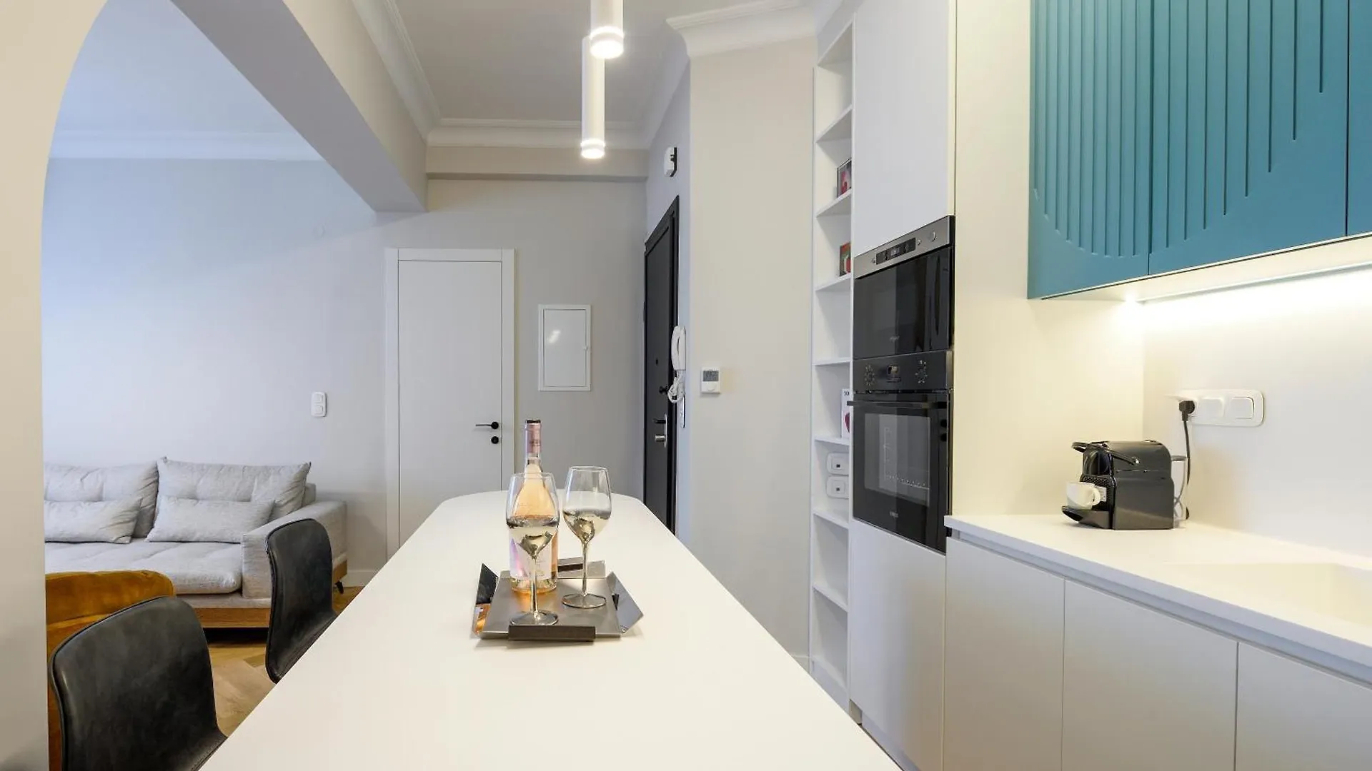 Queen Apartment Thessaloniki By Luxlikehome